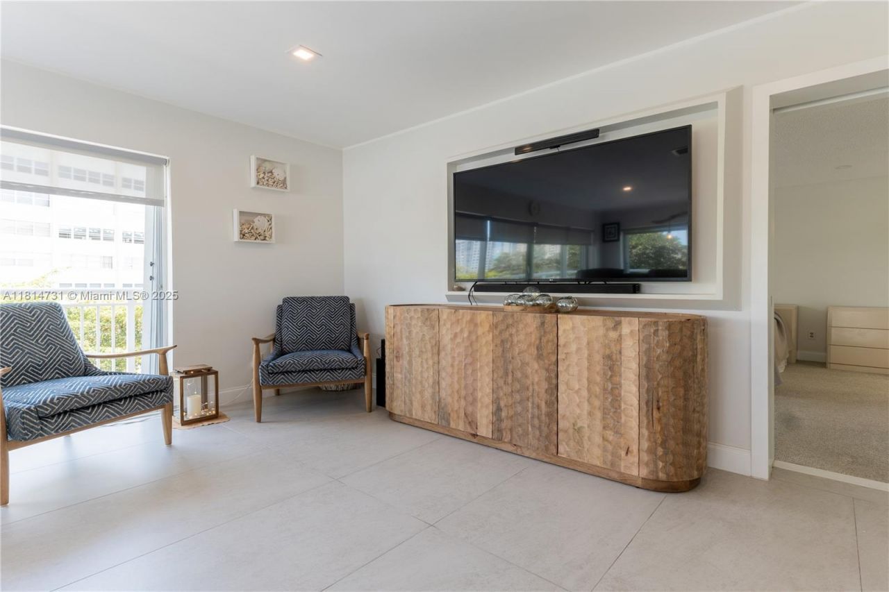 120 Golden Isles Dr, Unit 33B, Hallandale Beach, FL 33009 Photo