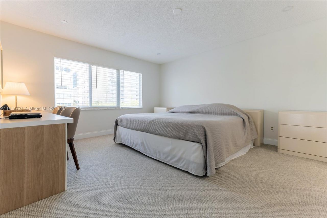 120 Golden Isles Dr, Unit 33B, Hallandale Beach, FL 33009 Photo