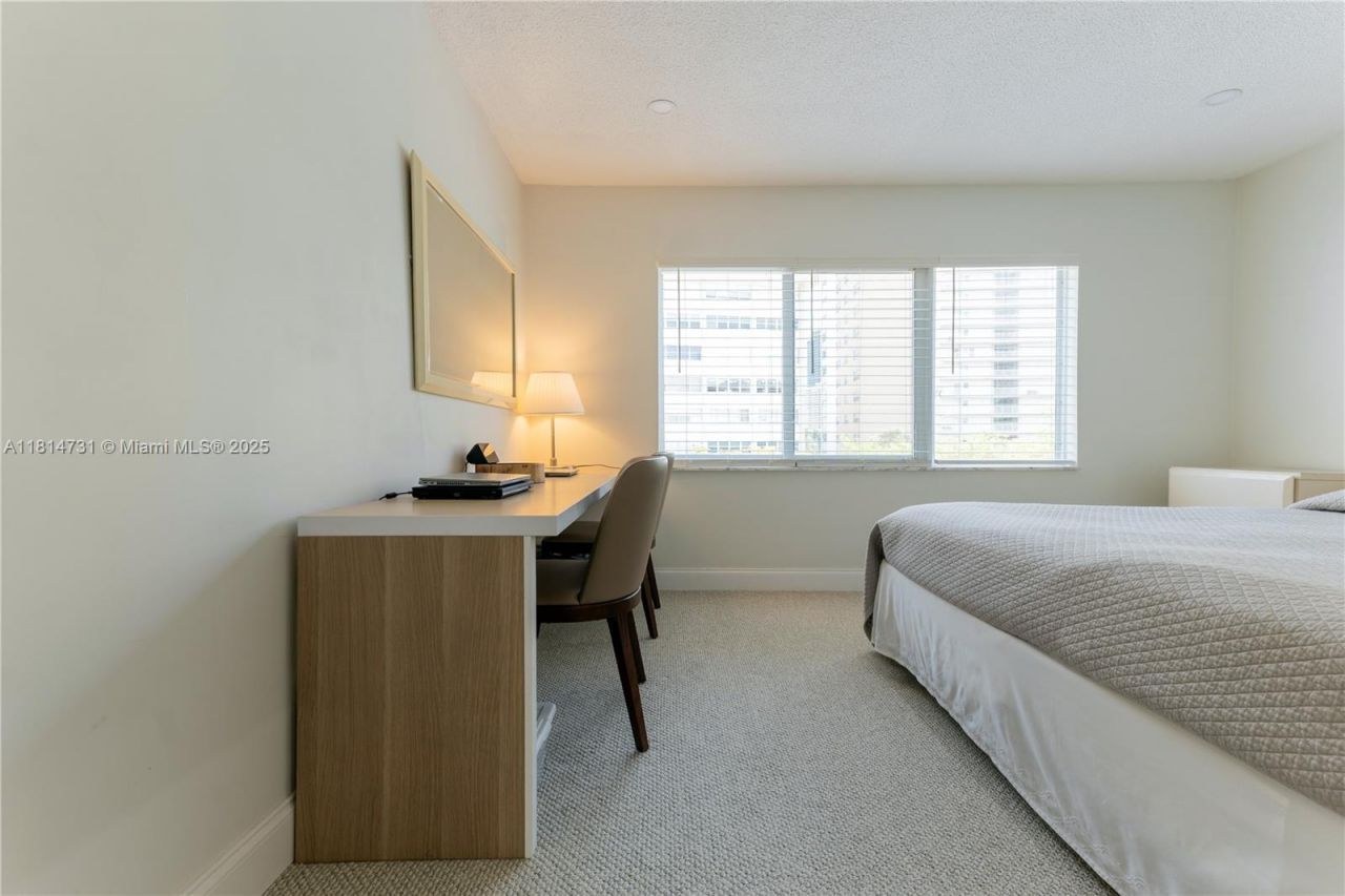 120 Golden Isles Dr, Unit 33B, Hallandale Beach, FL 33009 Photo