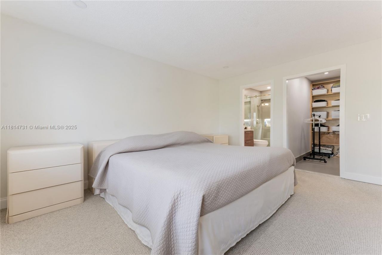 120 Golden Isles Dr, Unit 33B, Hallandale Beach, FL 33009 Photo