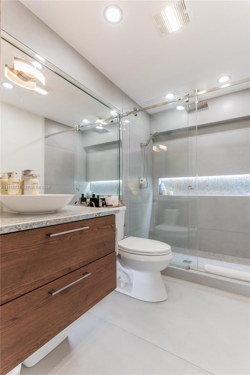 120 Golden Isles Dr, Unit 33B, Hallandale Beach, FL 33009 Photo