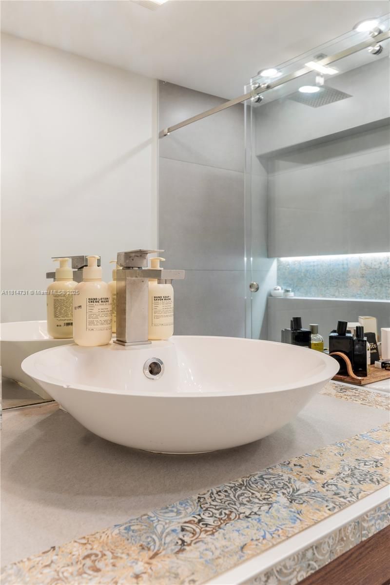 120 Golden Isles Dr, Unit 33B, Hallandale Beach, FL 33009 Photo