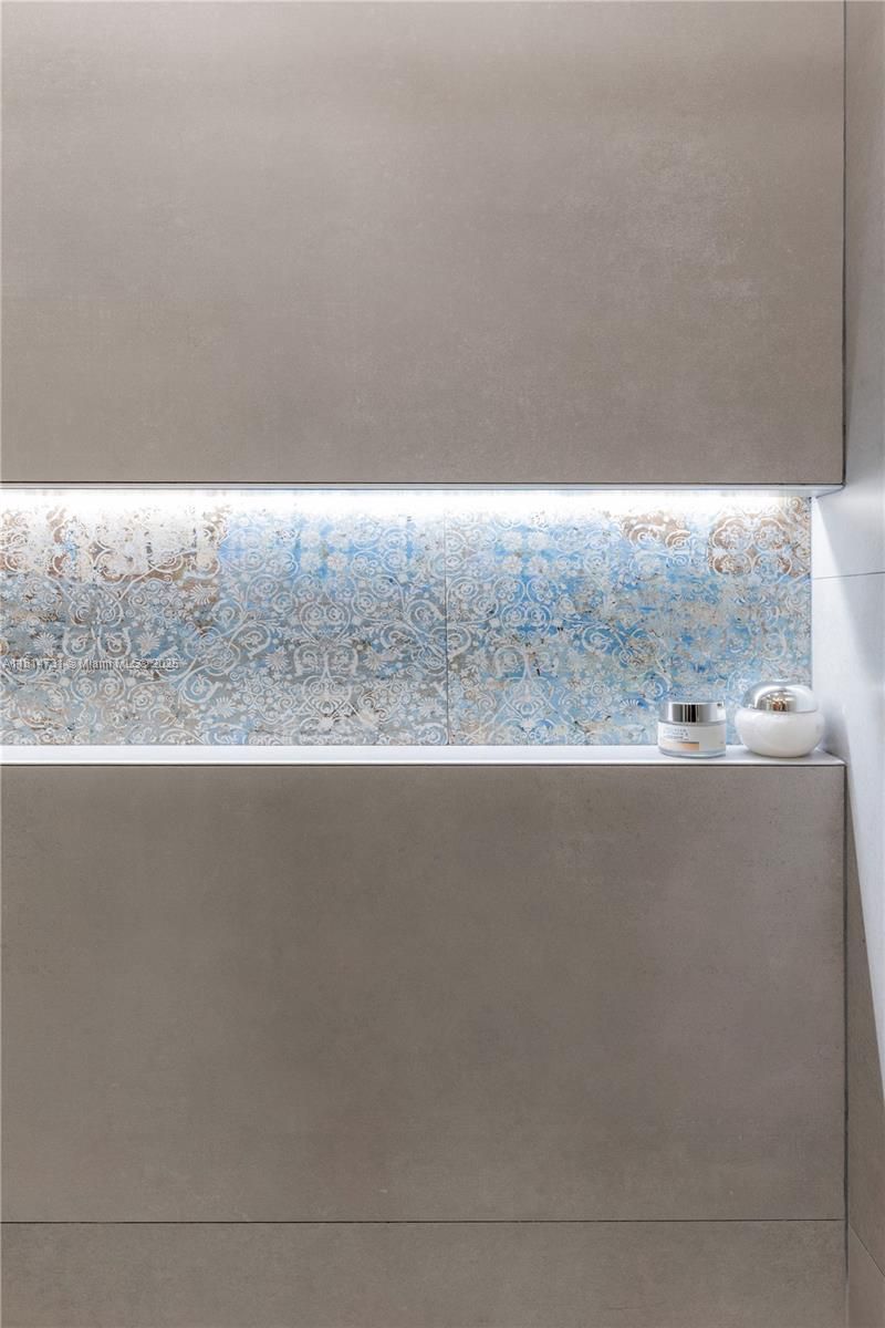 120 Golden Isles Dr, Unit 33B, Hallandale Beach, FL 33009 Photo