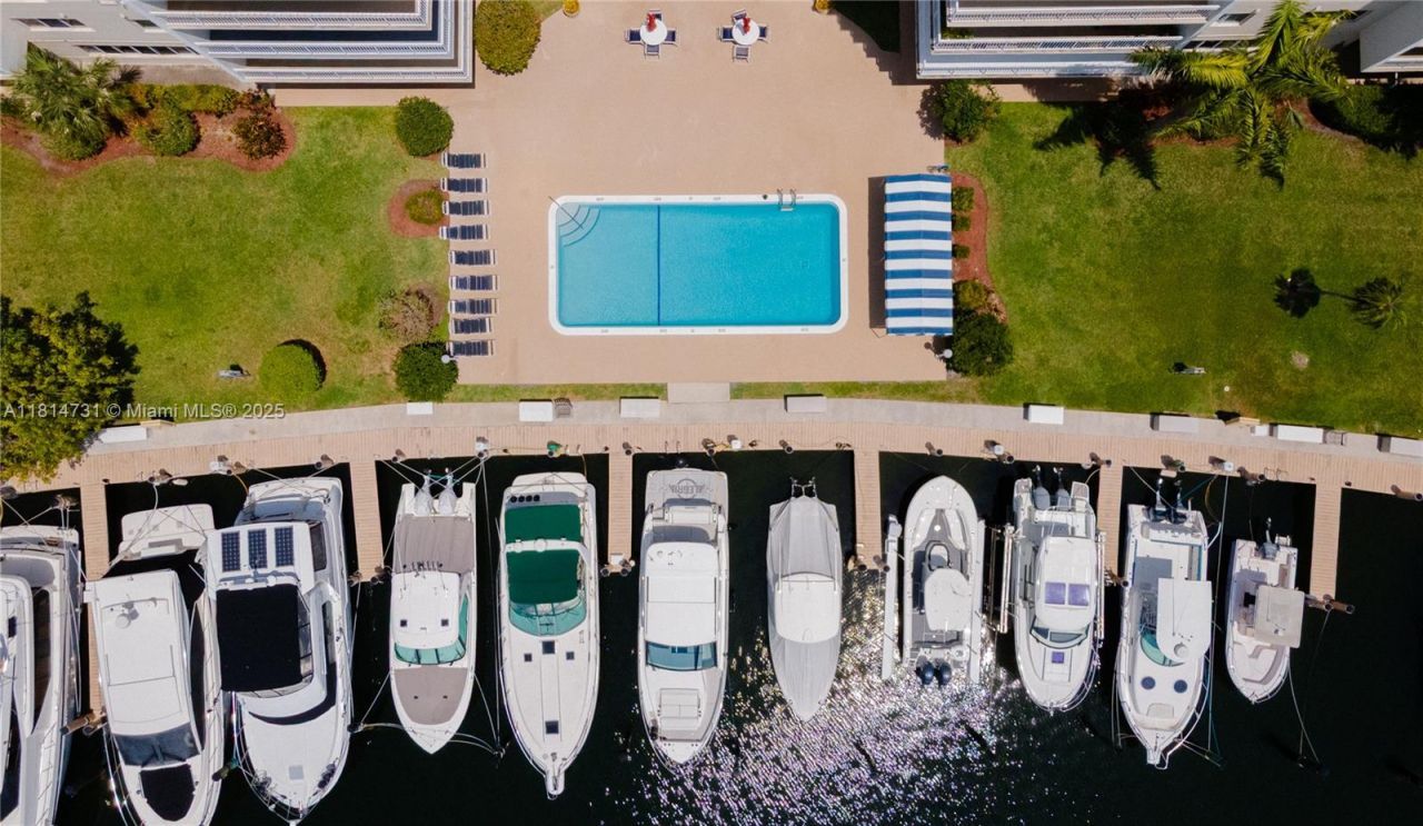 120 Golden Isles Dr, Unit 33B, Hallandale Beach, FL 33009 Photo