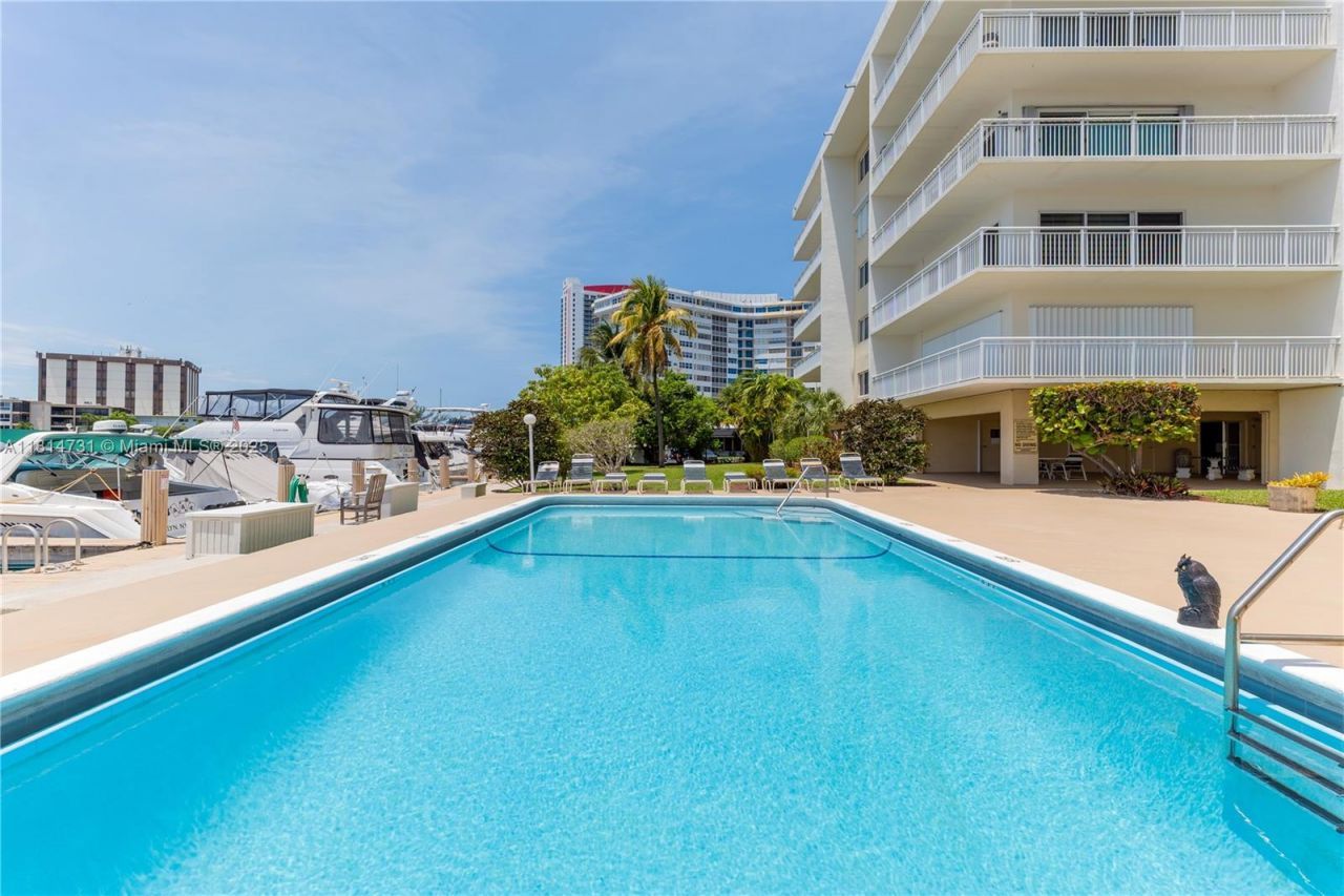 120 Golden Isles Dr, Unit 33B, Hallandale Beach, FL 33009 Photo