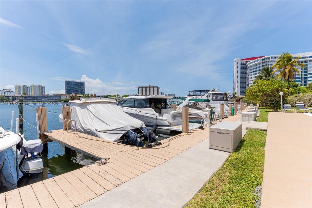 120 Golden Isles Dr, Unit 33B, Hallandale Beach, FL 33009 Photo