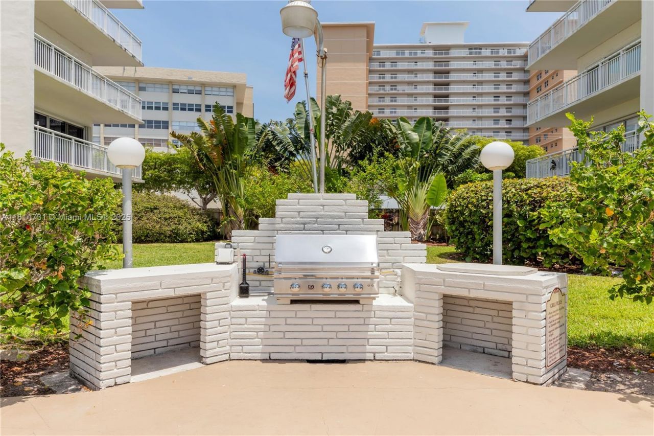 120 Golden Isles Dr, Unit 33B, Hallandale Beach, FL 33009 Photo