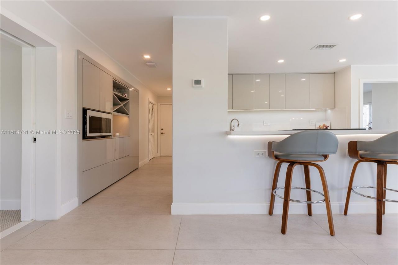 120 Golden Isles Dr, Unit 33B, Hallandale Beach, FL 33009 Photo