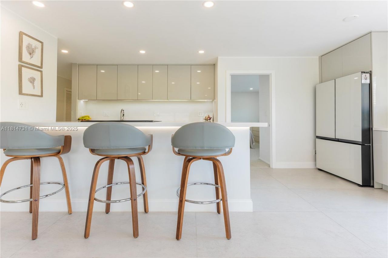 120 Golden Isles Dr, Unit 33B, Hallandale Beach, FL 33009 Photo