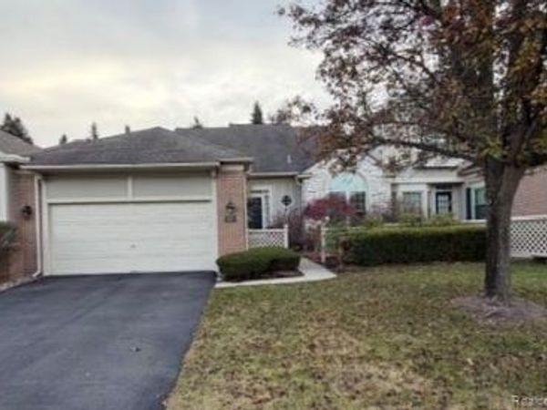 692 Brockmoor Lane, Bloomfield Hills, MI 48304