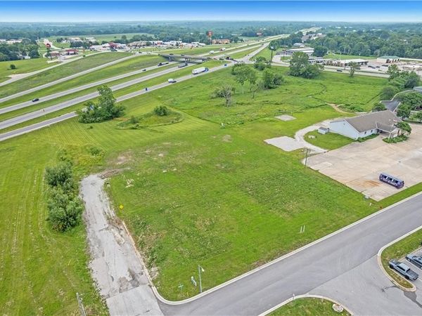 600 Schug Avenue, Peculiar, MO 64078