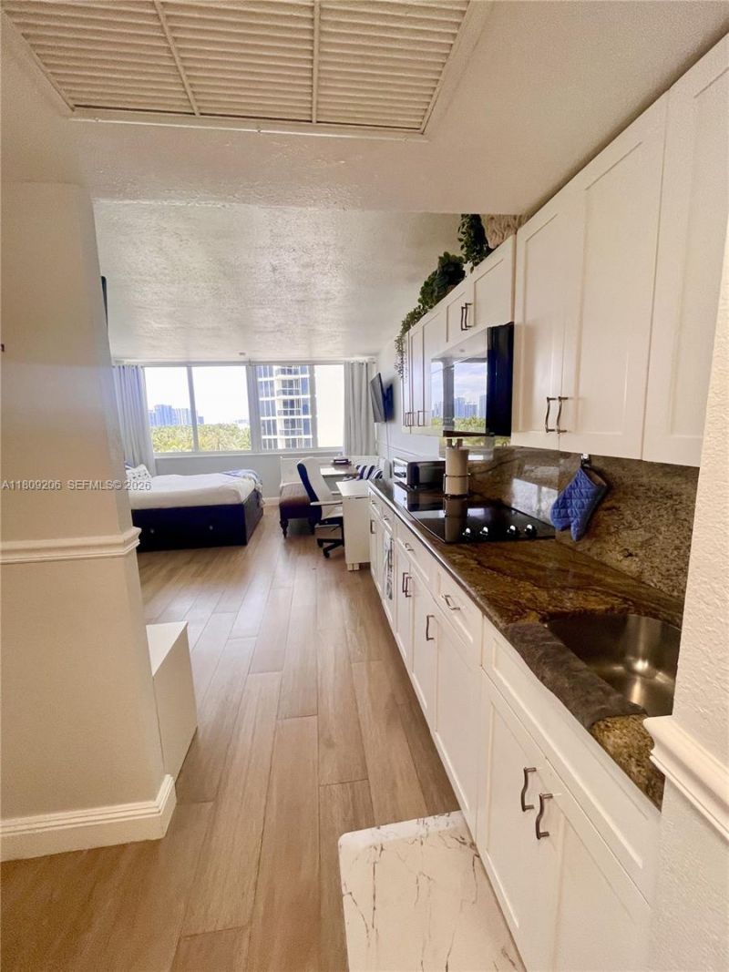 19201 Collins Ave, Unit 427, Sunny Isles Beach, FL 33160 Photo
