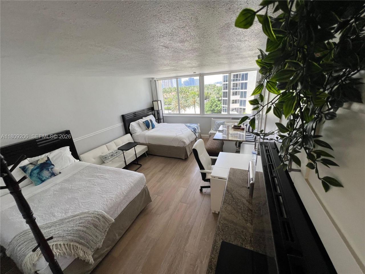 19201 Collins Ave, Unit 427, Sunny Isles Beach, FL 33160 Photo