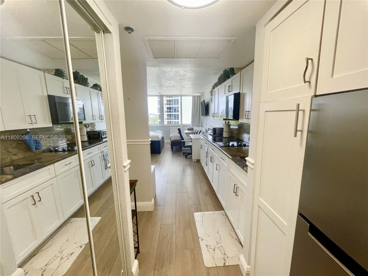 19201 Collins Ave, Unit 427, Sunny Isles Beach, FL 33160 Photo