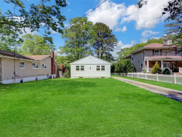299 S River Road, Calverton, NY 11933