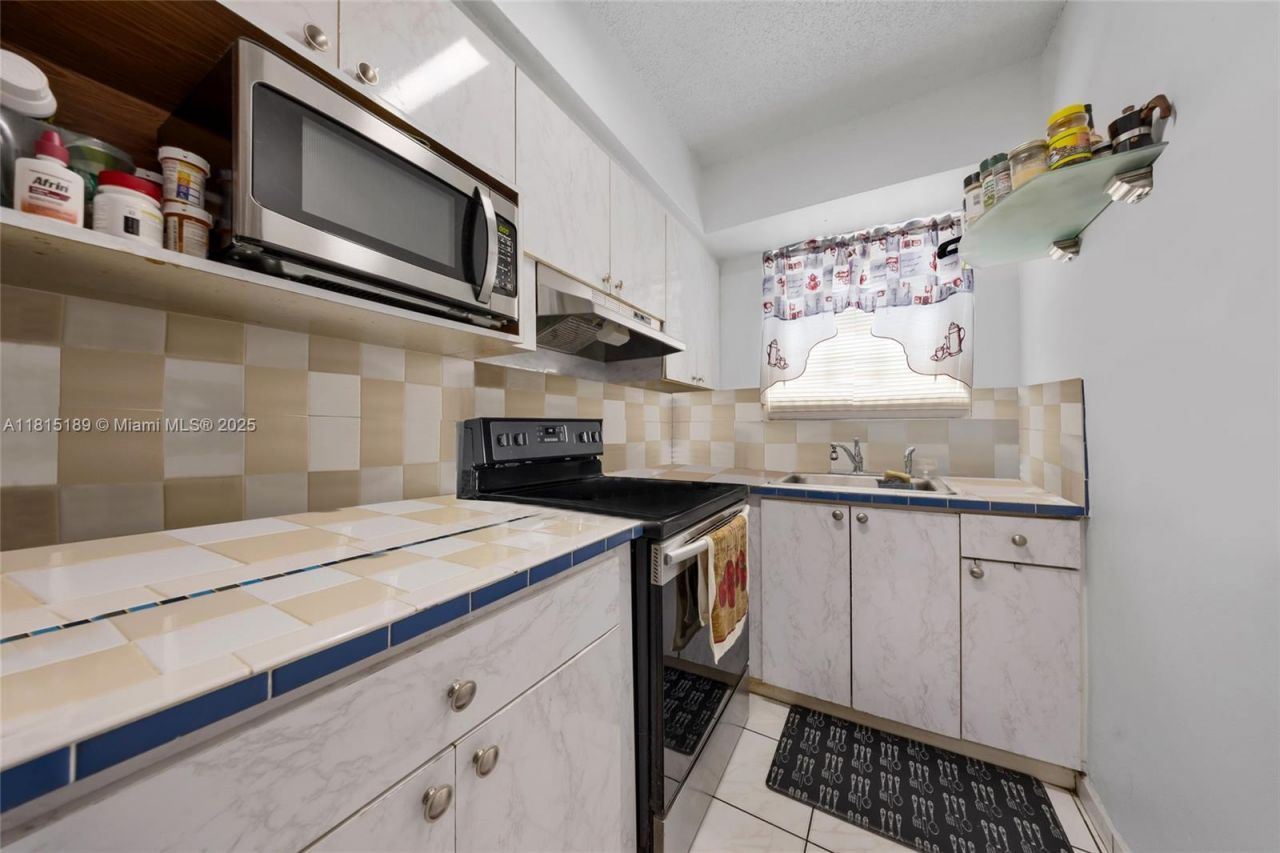 4340 NW 11th St, Miami, FL 33126 Photo