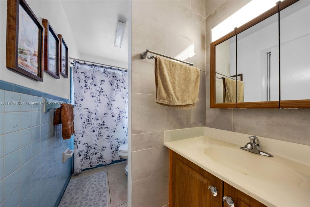 4340 NW 11th St, Miami, FL 33126 Photo