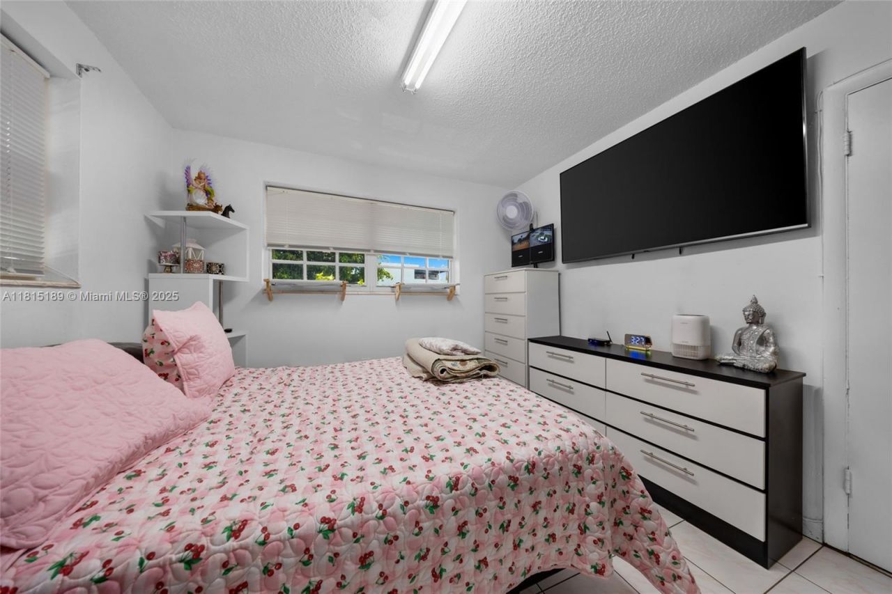 4340 NW 11th St, Miami, FL 33126 Photo