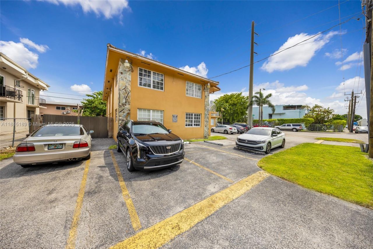 4340 NW 11th St, Miami, FL 33126 Photo