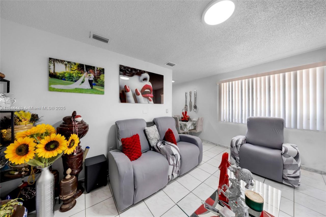 4340 NW 11th St, Miami, FL 33126 Photo