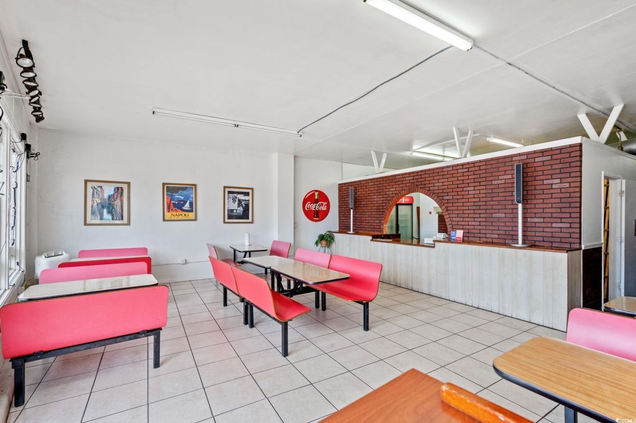 806 N Oak St. Photo 4