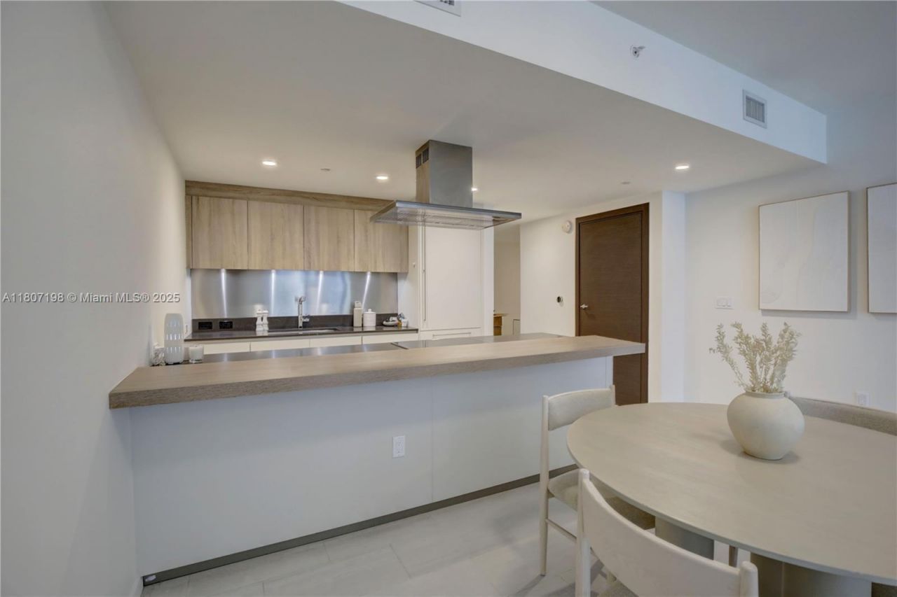 1000 Brickell Plz, Unit 2705, Miami, FL 33131 Photo
