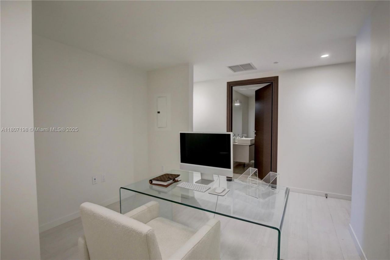 1000 Brickell Plz, Unit 2705, Miami, FL 33131 Photo