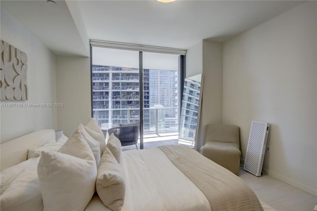 1000 Brickell Plz, Unit 2705, Miami, FL 33131 Photo