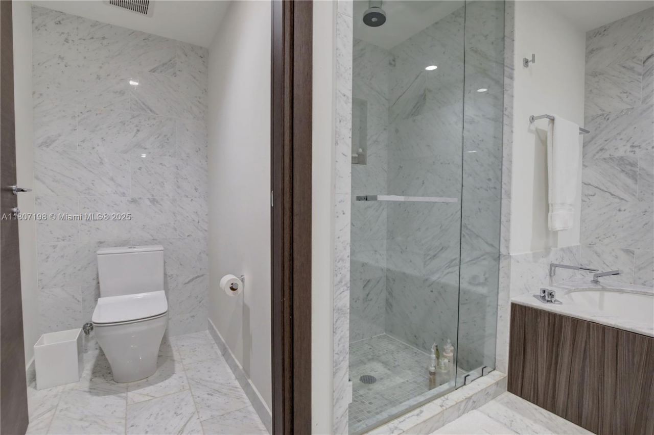 1000 Brickell Plz, Unit 2705, Miami, FL 33131 Photo