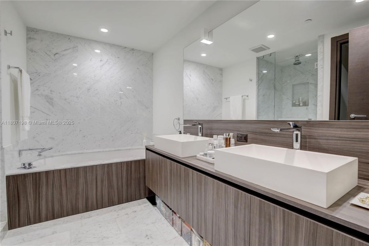 1000 Brickell Plz, Unit 2705, Miami, FL 33131 Photo