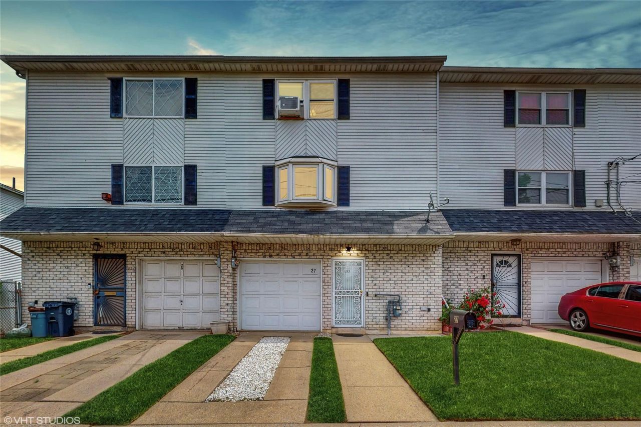 27 Grandview Avenue, Staten Island, NY 10303 Main Photo