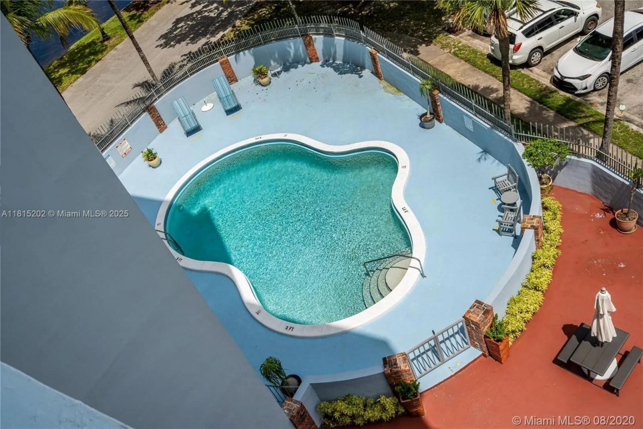 16850 S Glades Dr, Unit 8G, North Miami Beach, FL 33162 Photo