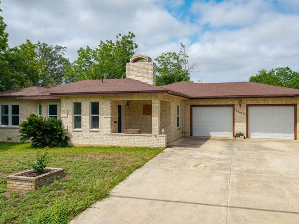 1607 7th, Floresville, TX 78114