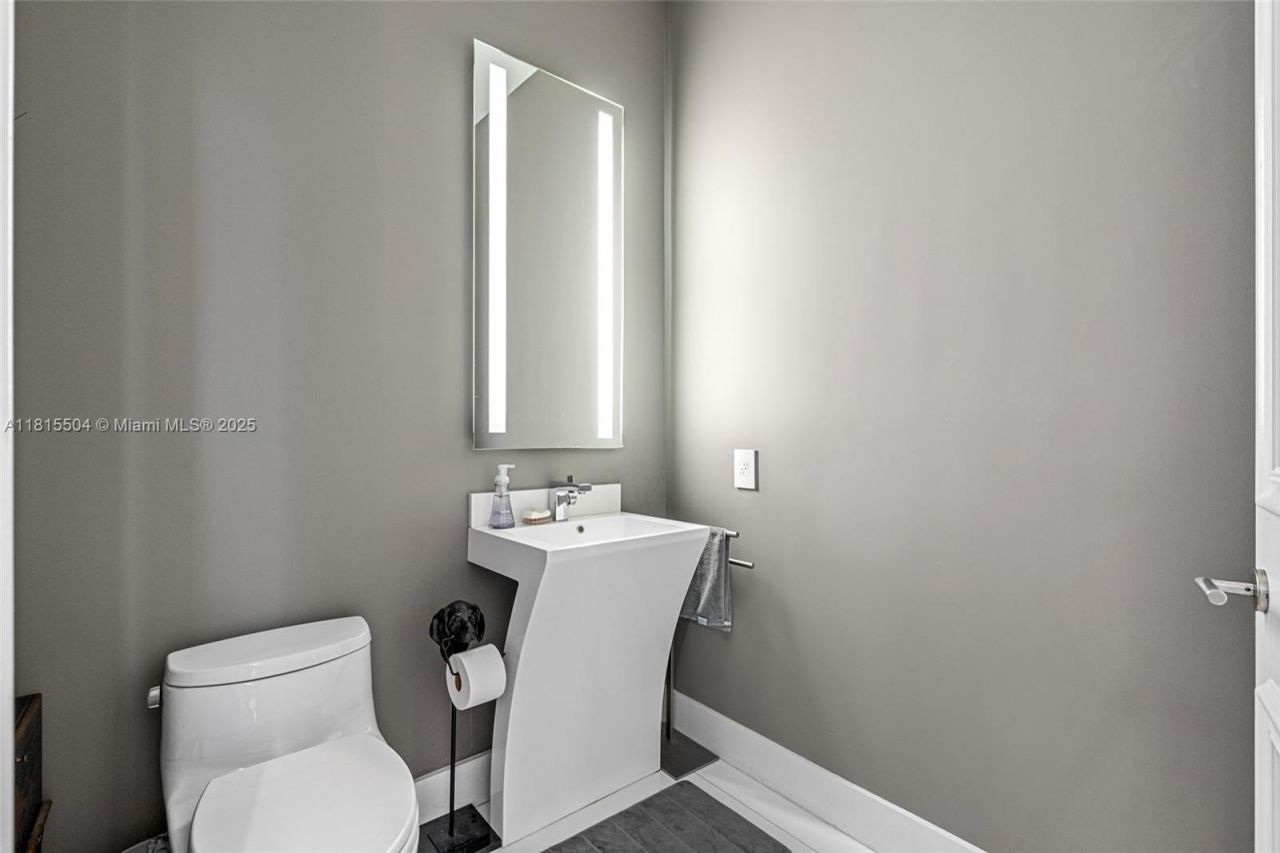 1260 Harbor Ct, Hollywood, FL 33019 Photo