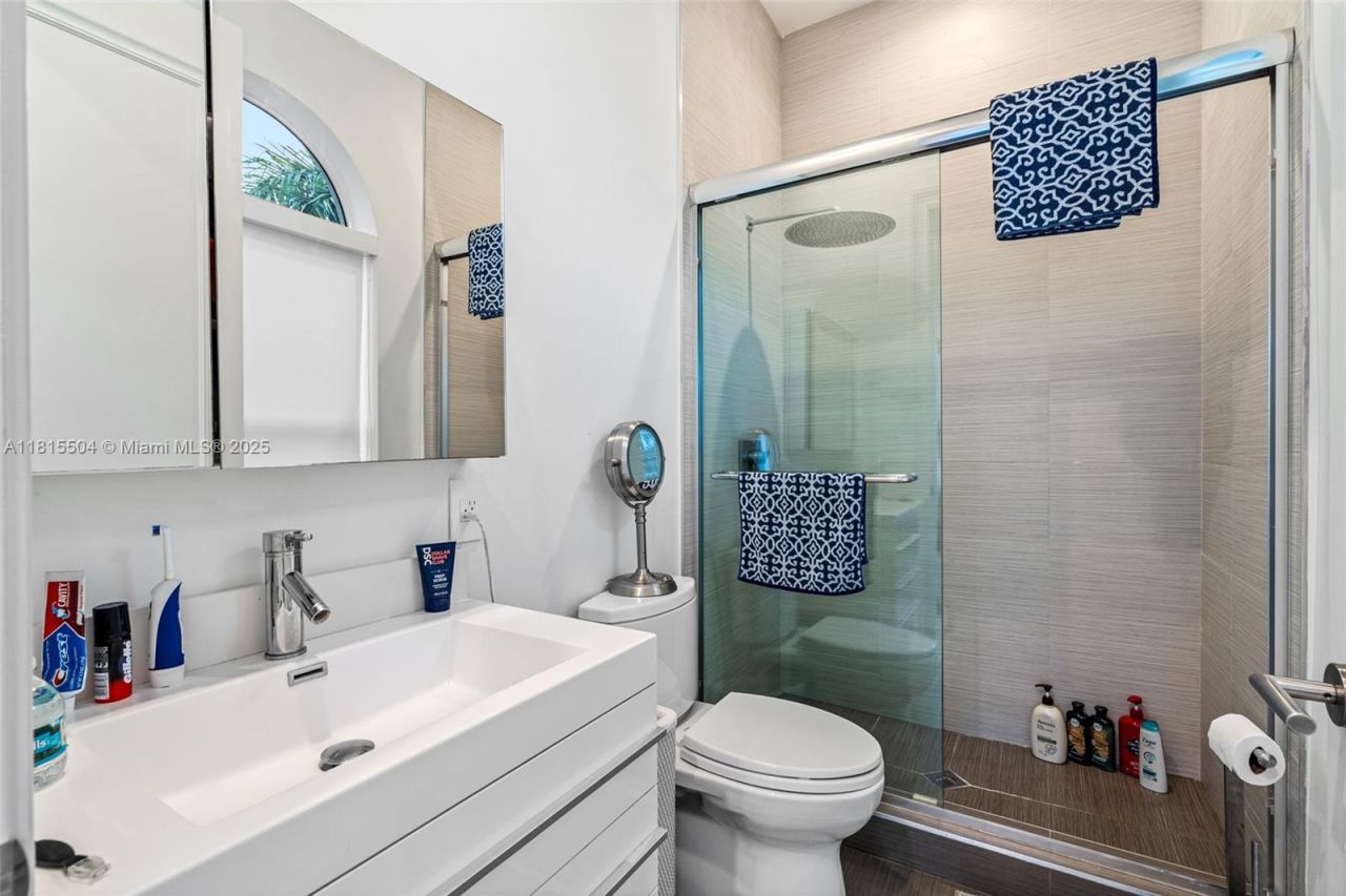 1260 Harbor Ct, Hollywood, FL 33019 Photo