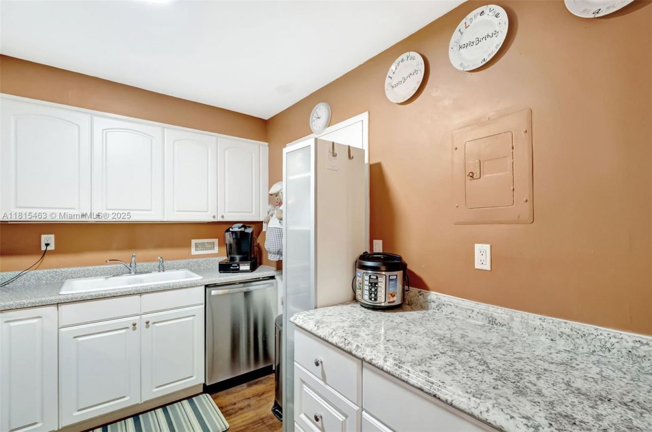 10101 E Bay Harbor Dr, Unit 502, Bay Harbor Islands, FL 33154 Photo