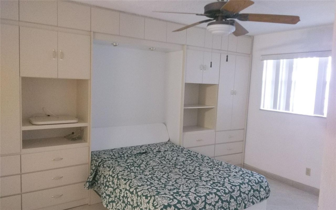 465 Paradise Isle Boulevard, Unit 307, Hallandale Beach, FL 33009 Photo