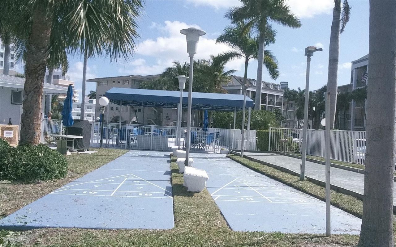 465 Paradise Isle Boulevard, Unit 307, Hallandale Beach, FL 33009 Photo