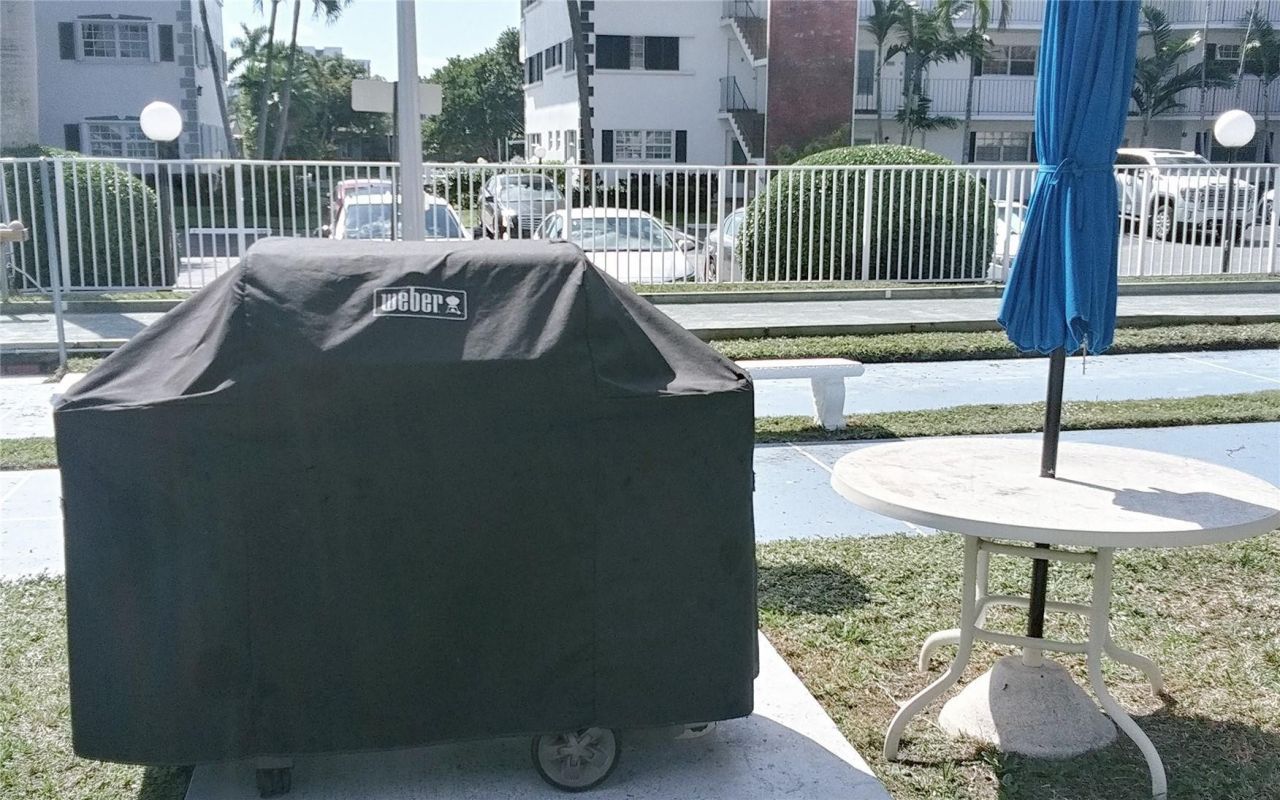 465 Paradise Isle Boulevard, Unit 307, Hallandale Beach, FL 33009 Photo