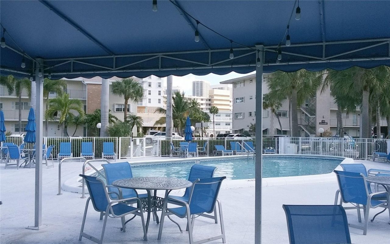 465 Paradise Isle Boulevard, Unit 307, Hallandale Beach, FL 33009 Photo