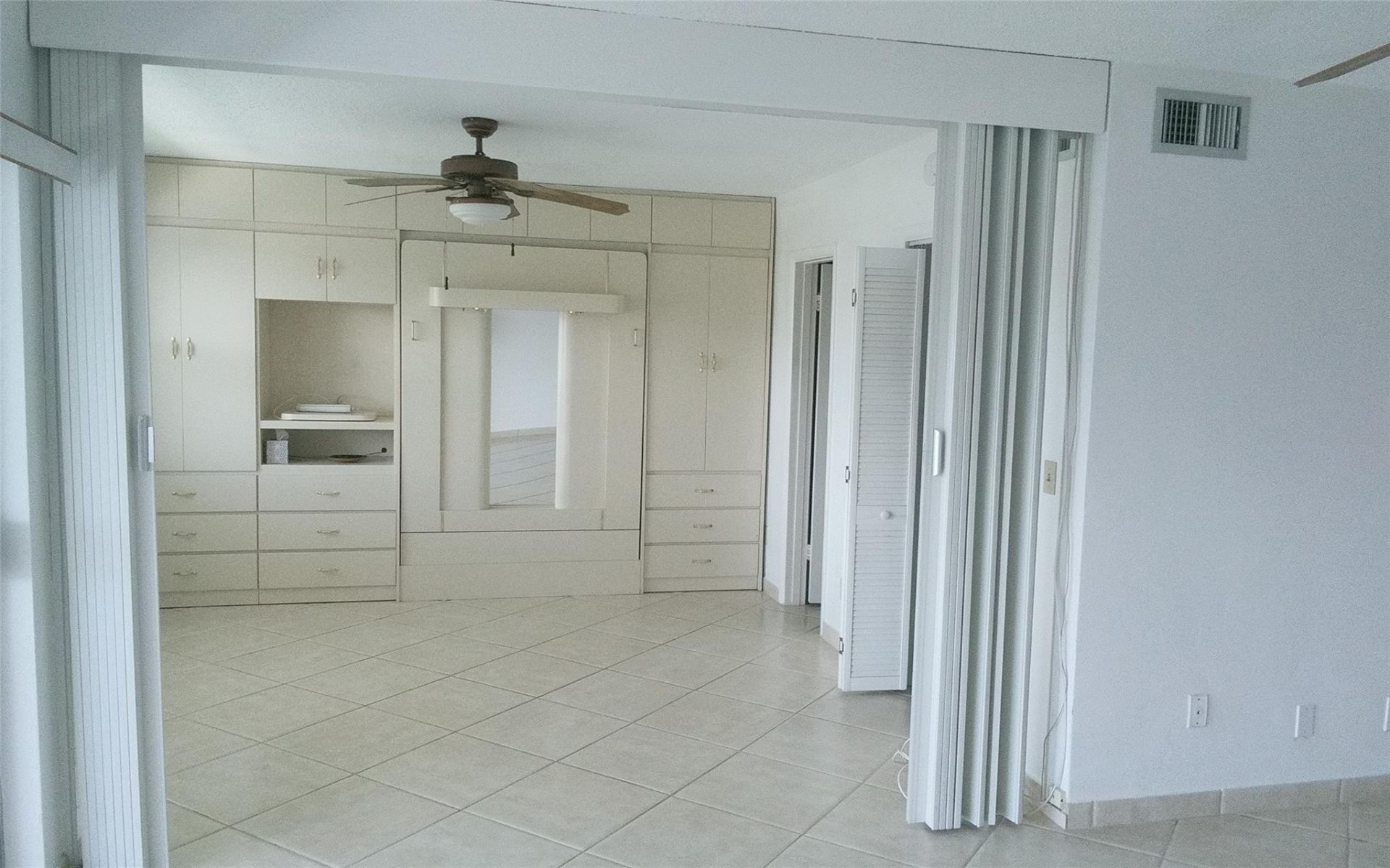 465 Paradise Isle Boulevard, Unit 307, Hallandale Beach, FL 33009 Photo