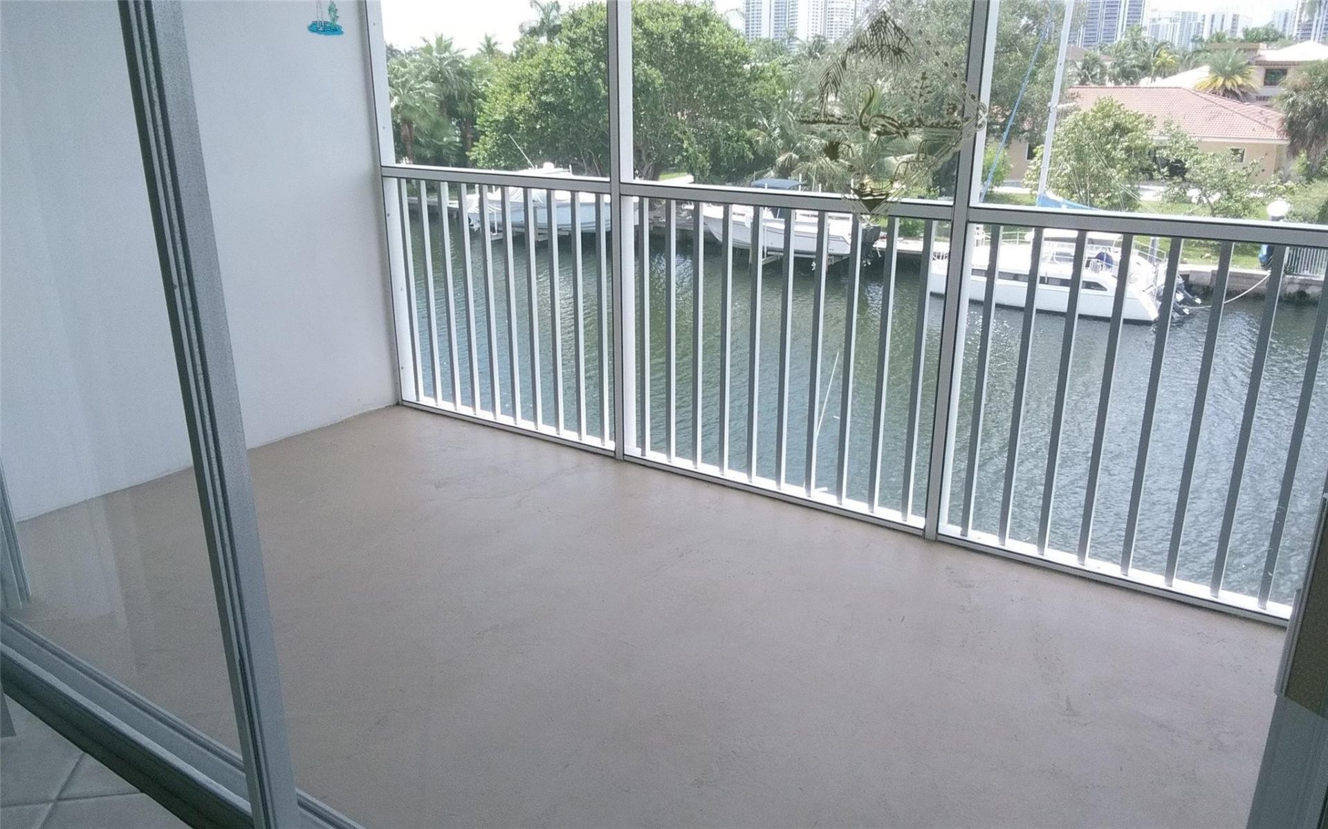 465 Paradise Isle Boulevard, Unit 307, Hallandale Beach, FL 33009 Photo