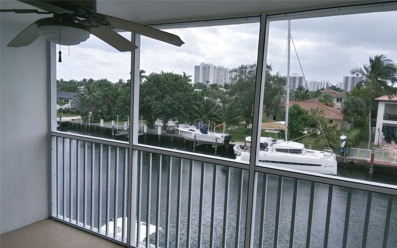 465 Paradise Isle Boulevard, Unit 307, Hallandale Beach, FL 33009 Photo