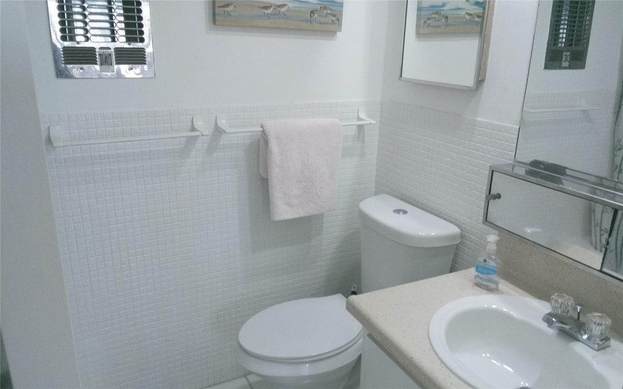 465 Paradise Isle Boulevard, Unit 207, Hallandale Beach, FL 33009 Photo