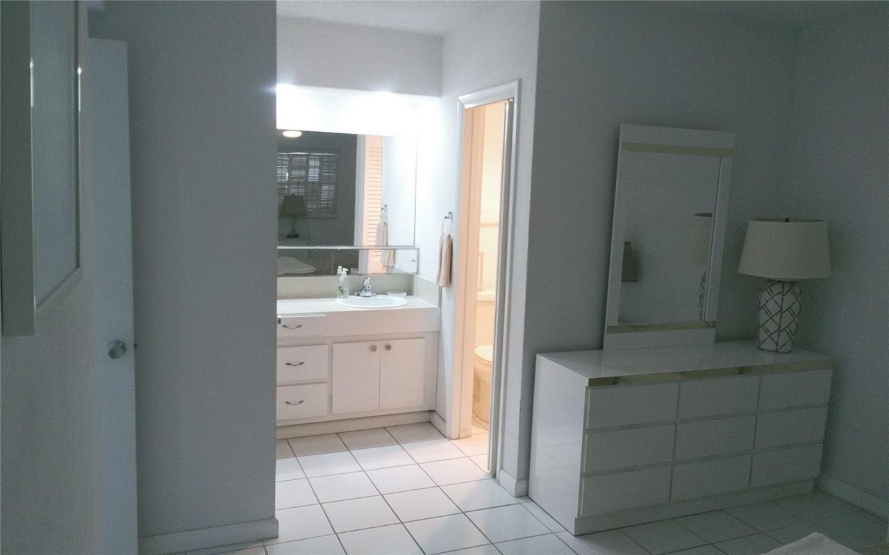 465 Paradise Isle Boulevard, Unit 207, Hallandale Beach, FL 33009 Photo