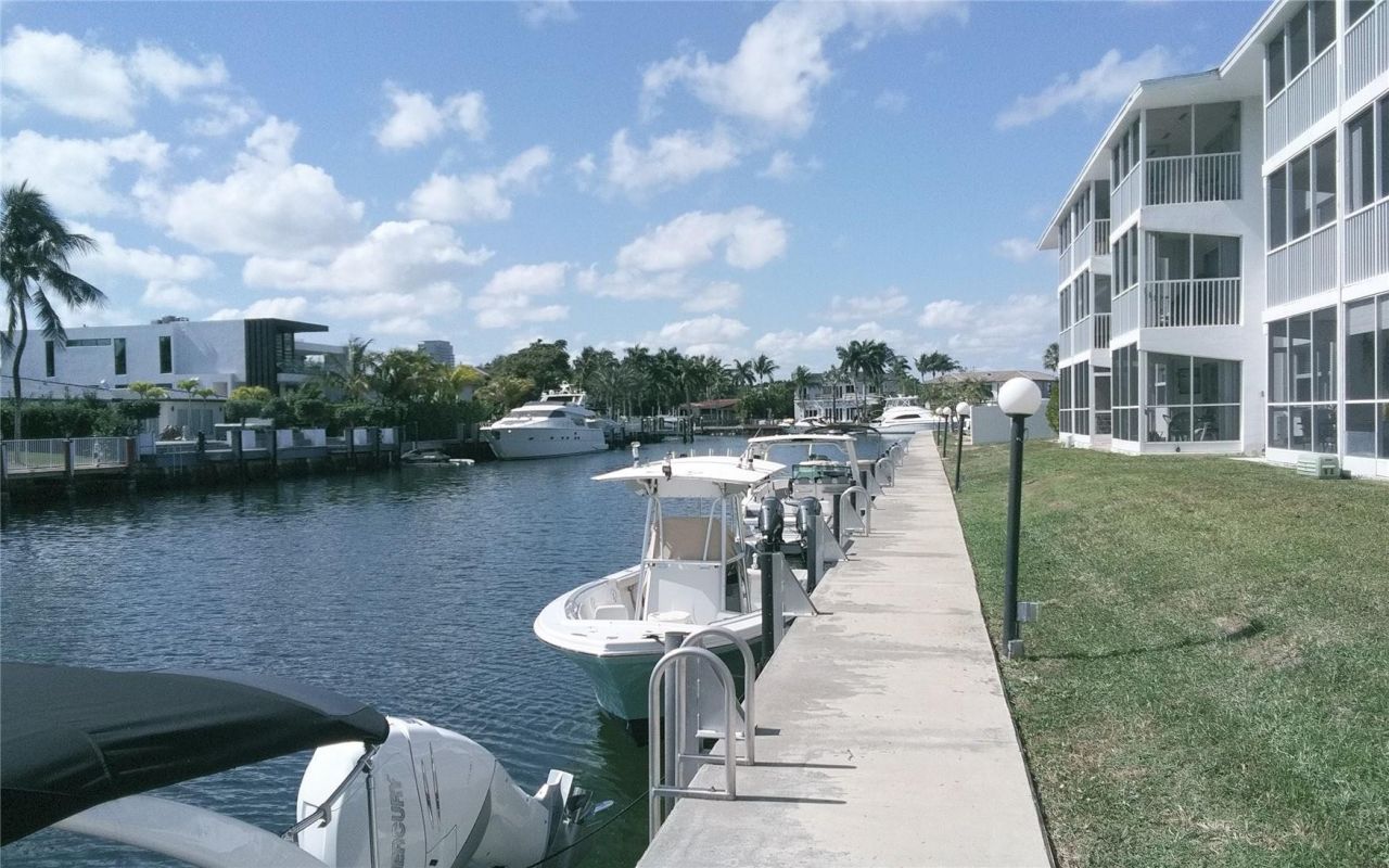 465 Paradise Isle Boulevard, Unit 207, Hallandale Beach, FL 33009 Photo