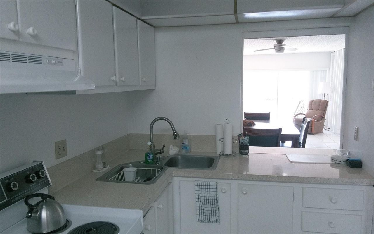 465 Paradise Isle Boulevard, Unit 207, Hallandale Beach, FL 33009 Photo