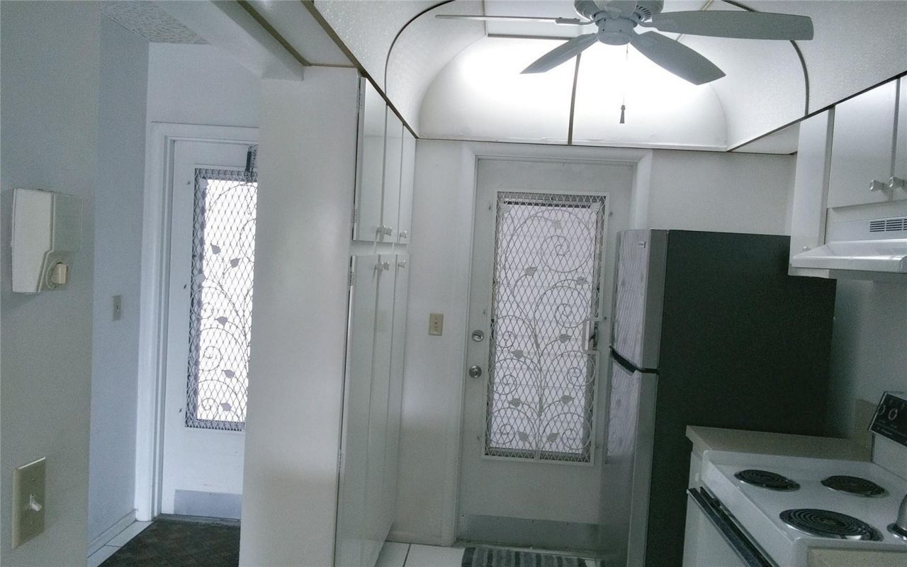 465 Paradise Isle Boulevard, Unit 207, Hallandale Beach, FL 33009 Photo