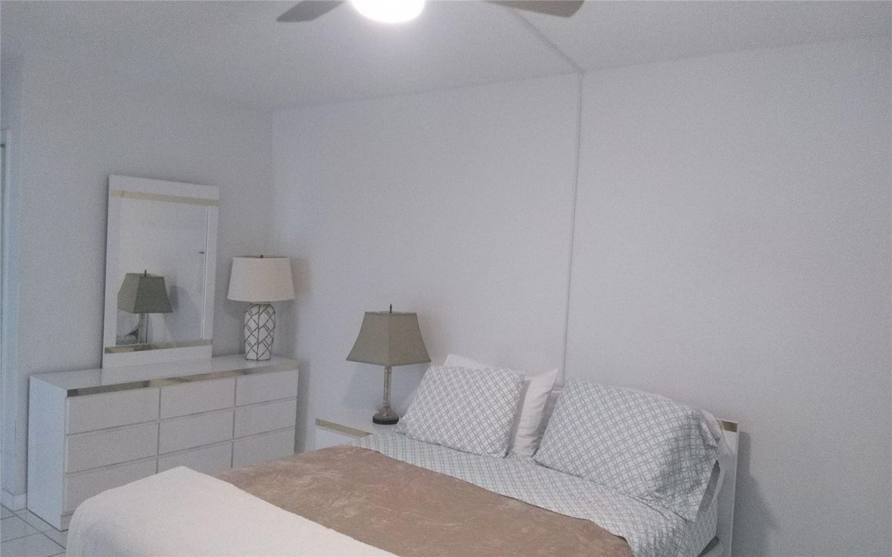 465 Paradise Isle Boulevard, Unit 207, Hallandale Beach, FL 33009 Photo