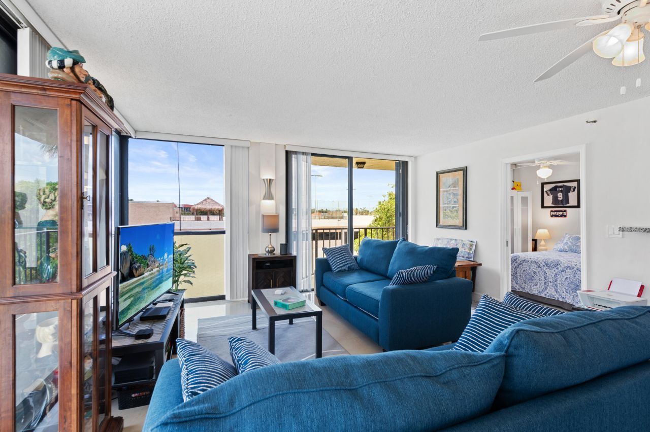 899 Jeffery Street, Unit 301, Boca Raton, FL 33487 Photo